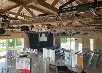 Für eine Ausstellung ist das Rigging-System mit Lautsprecher und Scheinwerfer ausgestattet.