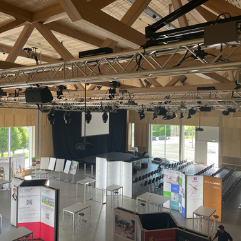 Für eine Ausstellung ist das Rigging-System mit Lautsprecher und Scheinwerfer ausgestattet.
