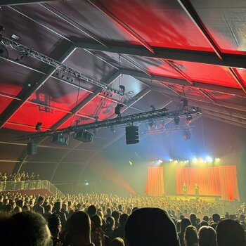 Zur Zeltinfrastruktur gehört ein modernes Rigging-System für Licht und Ton