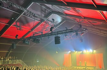 Zur Zeltinfrastruktur gehört ein modernes Rigging-System für Licht und Ton