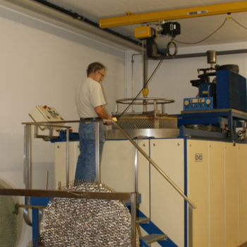 Elektrokettenzug zum Heben und Senken von Metallkorb
