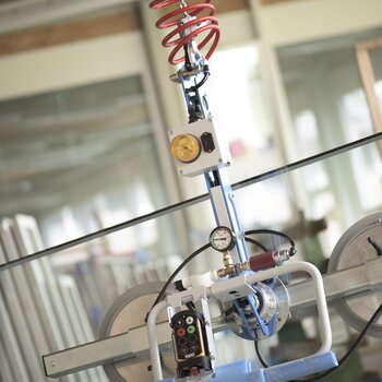 Die zentrale Bedieneinheit mit Sicherheitsmanometer, rotem Schiebegriff (Lösen der Last) und Funkfernsteuerung