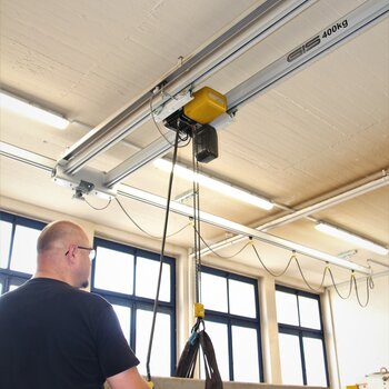 GIS Elektrokettenzug und GISKB Kransystem mit Zwischenbau und Doppelbrücke für optimale Raumnutzung