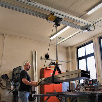 Kransystem mit Elektrokettenzug für den Transport von Metallträger