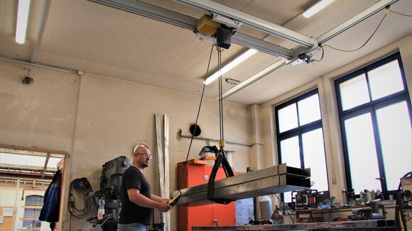 Kransystem mit Elektrokettenzug für den Transport von Metallträger