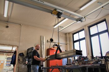 Kransystem mit Elektrokettenzug für den Transport von Metallträger
