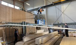 Vakuum-Handlingsystem mit Drehkran Das Vakuum-Handlingsystem inklusive Wanddrehkran und Elektrokettenzug wird für Plattentransporte rund um die Striebig-Plattensäge eingesetzt.