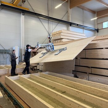 Wenn der Vakuumheber am Hallenkran befestigt ist, kann er zum Transport von Platten in der gesamten Werkhalle eingesetzt werden.