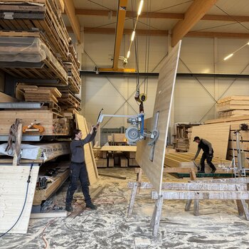 Mit wenigen Handgriffen ist der GIS Vakuumheber an den Hallenkran angeschlossen und steht für den Platten- und Gütertransport in der ganzen Werkhalle zur Verfügung.