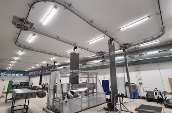 Eine GISKB-Hängebahn sorgt für den Transport der Wärmeübertrager-Elemente von einem Arbeitsschritt zum nächsten.