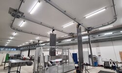 Eine GISKB-Hängebahn sorgt für den Transport der Wärmeübertrager-Elemente von einem Arbeitsschritt zum nächsten.