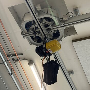 Im Drehkreuz vollziehen die Kettenzüge der Hängebahn bei Bedarf an Ort und Stelle einen 90° Richtungswechsel.