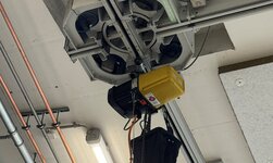 Im Drehkreuz vollziehen die Kettenzüge der Hängebahn bei Bedarf an Ort und Stelle einen 90° Richtungswechsel.