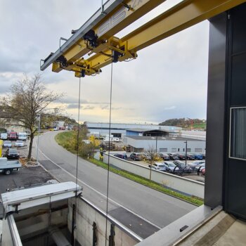With the help of the extendable crane girder, goods can be transported from outside the building to the production level.