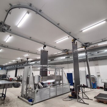 A GISKB overhead conveyor ensures the transport of heat exchanger elements from one work step to the next.
