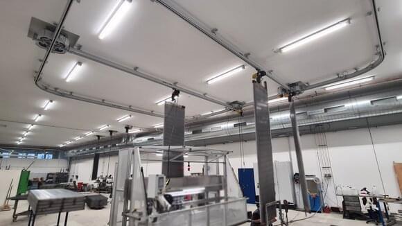 A GISKB overhead conveyor ensures the transport of heat exchanger elements from one work step to the next.