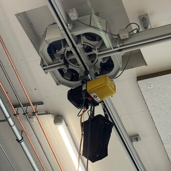In the turntable, the hoists of the monorail perform a 90° change of direction on-site when needed.