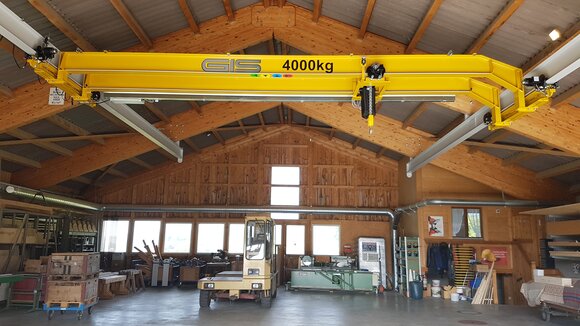 hallenkran in schreinerei mit optimaler ausnutzung der raumhoehe