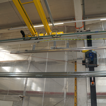 Erst muss die 15kV-Fahrleitung spannungsfrei und zur Seite geschwenkt sein, bevor sich die Krananlage aus ihrer Ruheposition fahren lässt