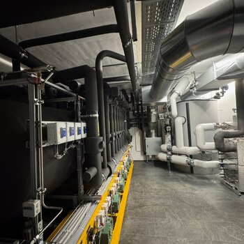 Der Heizungsraum mit der neuen Wärmepumpenanlange