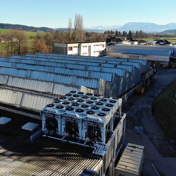 Auf dem Dach der Lagerhalle sind 30 Verdampfer montiert.