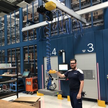 Transport von Rohlingen auf Beladestation mittels Kransystem