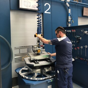 Bestückung von Maschine mittels Vakuum-Handlingsystem