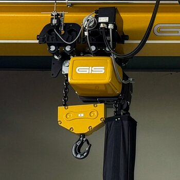 Le système de levage utilisé est un palan électrique à chaîne GIS GP2500 en version spéciale. Dans cette configuration, une extrémité de la chaîne est fixée au chariot, ce qui permet de répartir la charge et d'atteindre une capacité de levage de 8000 kg.