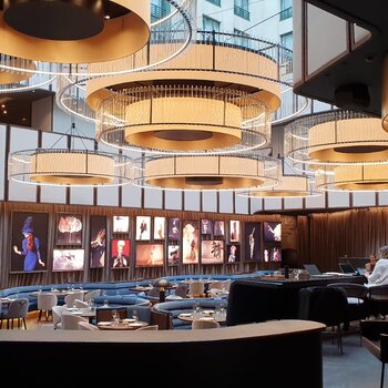 In Eingangsbereich von Hotel halten Elektrokettenzüge die grossen Lampen