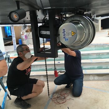 Ein Entertainment Elektrokettenzug wird in Lampenkonstruktion eingebaut