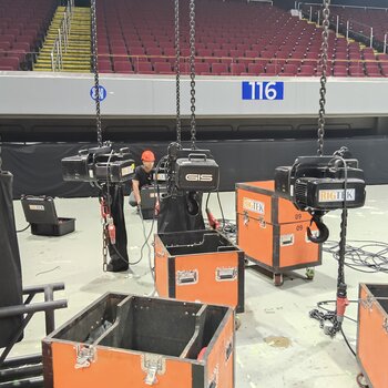 Rigtek, Partner von GIS auf den Philippinen, setzt im täglichen Rigging-Einsatz zunehmend auf leistungsstarke GIS Elektrokettenzüge.