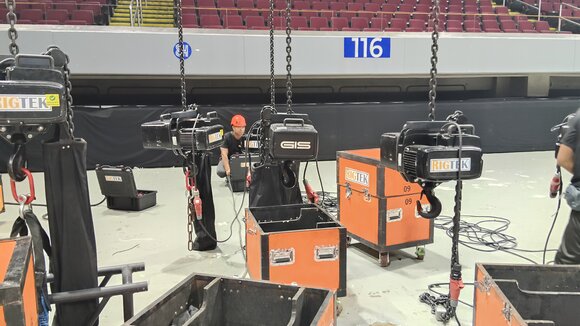 Rigtek, Partner von GIS auf den Philippinen, setzt im täglichen Rigging-Einsatz zunehmend auf leistungsstarke GIS Elektrokettenzüge.