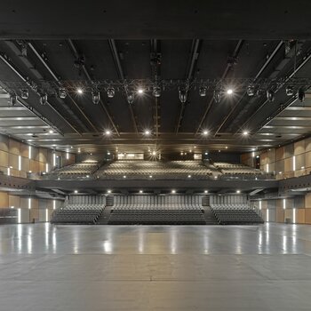 Die Konzerthalle mit dem Grundgerüst des Rigging-Systems mit Elektrokettenzügen und Motorfahrwerken