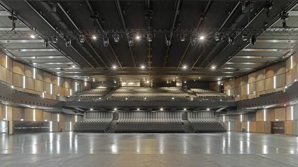 Die Konzerthalle mit dem Grundgerüst des Rigging-Systems mit Elektrokettenzügen und Motorfahrwerken