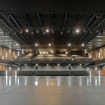 La salle de concert avec la structure de base du système de rigging avec palans électriques à chaîne et chariots motorisés