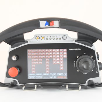 Le gréeur donne toutes les commandes via la radiocommande de sécurité spécifique au client, dotée d'un grand écran tactile
