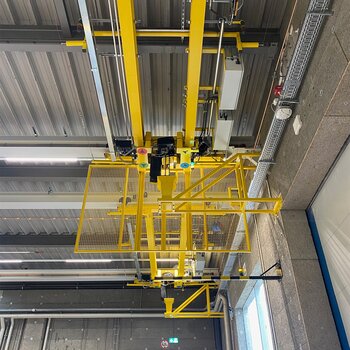 Nur wenn sich Kranbrücke und Katzfahrwerk in der vorgegebenen Parkposition befinden und der lastfreie Kranhaken in den Grundstellungskorb eingefahren ist, kann eine Freigabe an die  Fahrleitung erteilt werden.