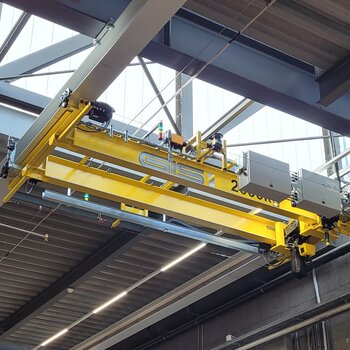 Auf beiden Seiten des Kranträgers sind Laserscanner montiert, die den Fahrbereich der Kranfahrbewegung permanent überwachen. Erkannte Objekte werden optisch signalisiert. Beim Annähern an ein Hindernis in der Fahrbahn verlangsamt der Kran automatisch seine Fahrgeschwindigkeit und führt in der Folge einen Nothalt durch.
