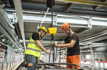 Bei Arbeiten auf dem Zugdach können die Mitarbeitenden mit einer Absturzsicherungen gesichert werden. 