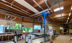 Ein GIS Kransystem mit Regalbediengerät sorgt dafür, dass die Holzplatten schnell und mühelos vom Kragarmregal auf den Arbeitstisch der Maschine gelangen