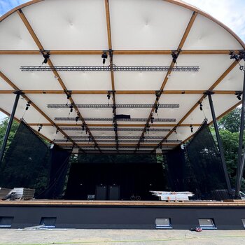 Die modernisierte Bühne des Amphitheaters von Stargard mit dem vergrösserten Dach und dem neuen Rigging-System.