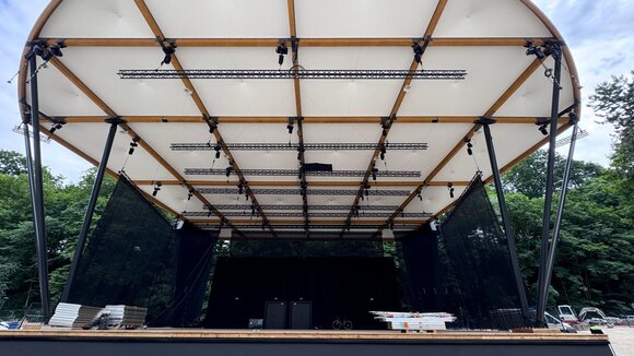 Die modernisierte Bühne des Amphitheaters von Stargard mit dem vergrösserten Dach und dem neuen Rigging-System.