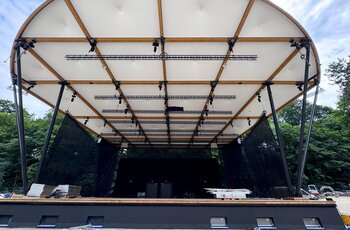 Die modernisierte Bühne des Amphitheaters von Stargard mit dem vergrösserten Dach und dem neuen Rigging-System.