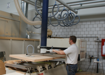 Mit dem manuell fahrbaren Schmalz Vacuhandling JumboErgo 110 erfolgt der Transport der Türen zur CNC-Fräse