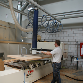 Mit dem manuell fahrbaren Schmalz Vacuhandling JumboErgo 110 erfolgt der Transport der Türen zur CNC-Fräse