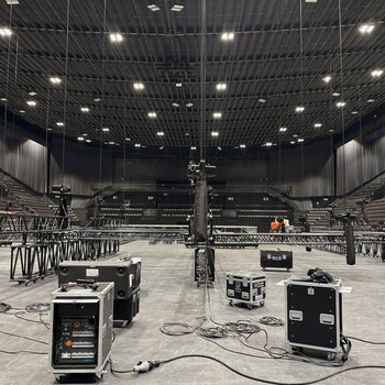 Für das Rigging in der St. Jakobshalle wurden GIS Elektrokettenzüge eingesetzt.