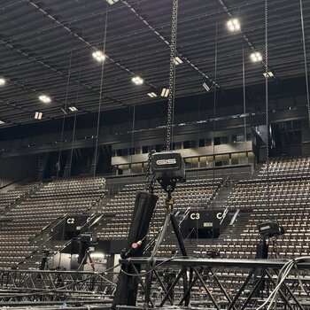 An der Traverse werden die Sound- und Lichtinstallationen angebracht.