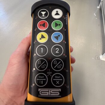 Handheld transmitter for the radio control system The crane system is operated via radio control. Tandem operation is enabled by default at start-up, but the operator can also select and control the hoists individually.