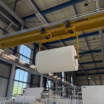 Tandem operation for synchronous lifting The two electric chain hoists of the overhead crane work together to lift the load beam carrying the paper roll.