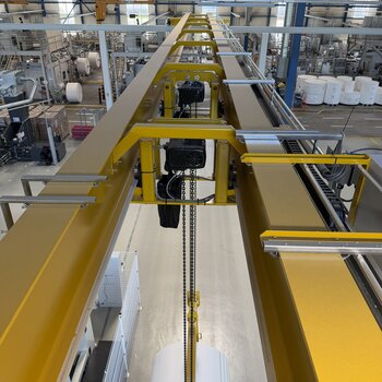 Hoisting units of the bridge crane The two GIS GP1000 electric chain hoists, which are responsible for the lifting operation, are mounted between the steel girders of the crane bridge in a space-saving arrangement.